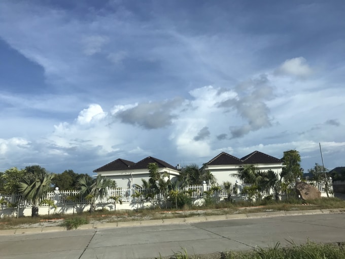 Hàng loạt công trình xây dựng vi phạm kiên cố trên đất dự án.