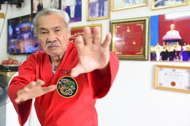 NSND Lý Huỳnh từng là võ sư chưởng môn của lò võ Huỳnh Tiền, nổi tiếng với chiêu liên hoàn bát cước.