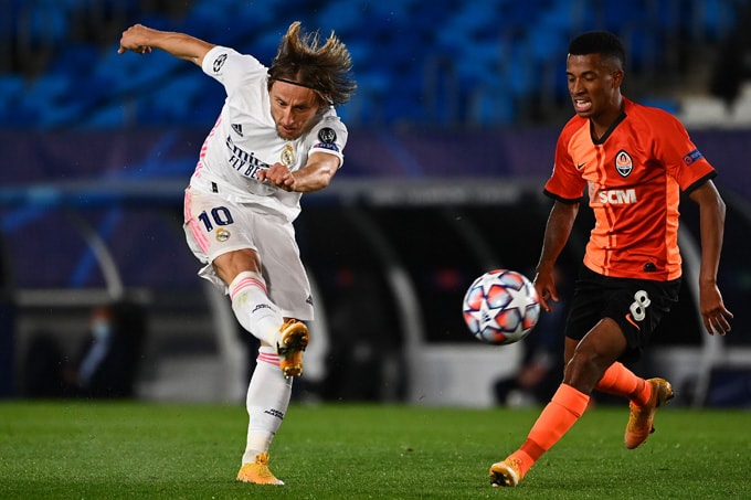 Modric có một siêu phẩm đỉnh cao nhưng vẫn không cứu được Real. Ảnh: bongdaplus.