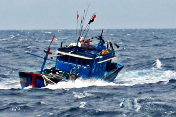 4 ngư dân thoát nạn sau vụ chìm tàu cá trên biển Đông. Ảnh: tienphong.vn