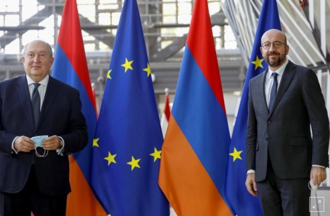 Tổng thống Armenia Armen Sarkissian (trái) và Chủ tịch Hội đồng Châu Âu Charles Michel tại cuộc họp tại Brussels, Bỉ ngày 21/10/2020 - Ảnh: Olivier Hoslet / Pool