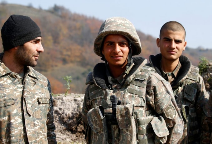 Những người lính dân tộc Armenia tập trung tại vị trí chiến đấu của họ trên tiền tuyến ở Nagorno-Karabakh - Ảnh: Reuters