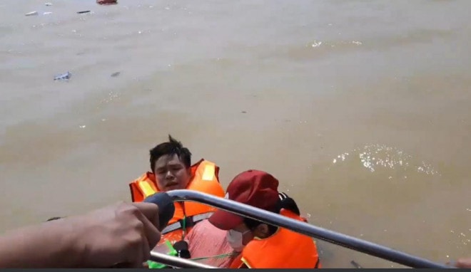 6 người trong đoàn cứu trợ bị lật thuyền, may mắn được lực lượng Kiểm ngư Quảng Bình kịp thời ứng cứu.(Ảnh Người lao động)
