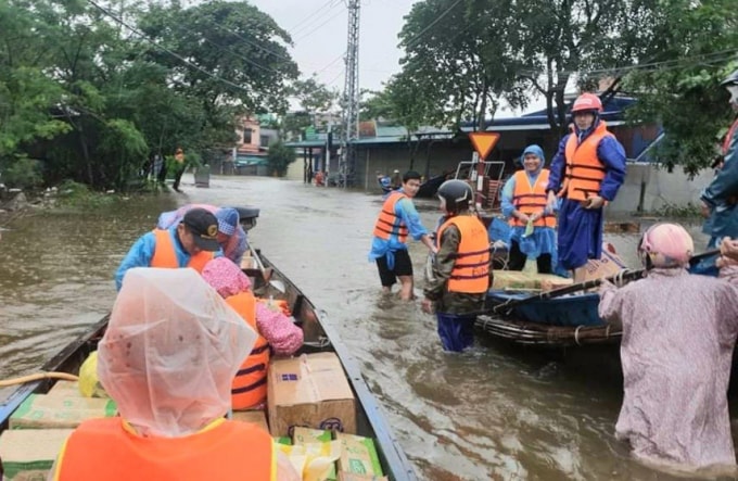 Ngành ngân hàng sẽ xem xét cơ cấu lại thời hạn trả nợ, miễn giảm lãi vay, tiếp tục cho vay mới nhằm khôi phục sản xuất sau mưa lũ ở miền Trung.