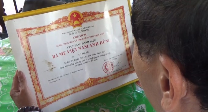 Ông Trần Thanh Long bên bằng truy tặng danh hiệu bà mẹ Việt Nam anh hùng
