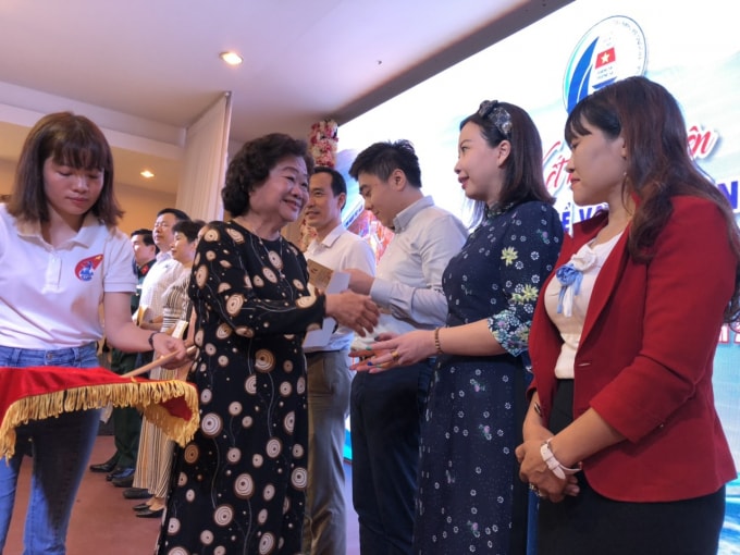 Nguyên Phó chủ tịch nước Trương Mỹ Hoa - Chủ nhiệm câu lạc bộ trao chứng nhận cho các hội viên mới.