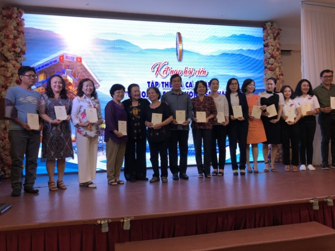 Các thành viên mới được kết nạp vào CLB.