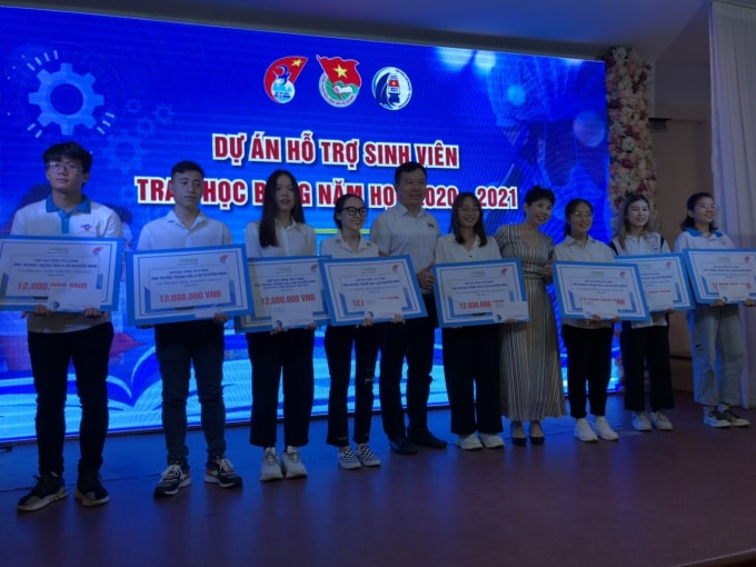 Trao học bổng cho các sinh viên thuộc dự án “Hỗ trợ sinh viên”.
