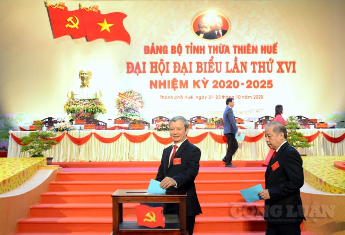 Các Đại biểu tham gia bỏ phiếu.