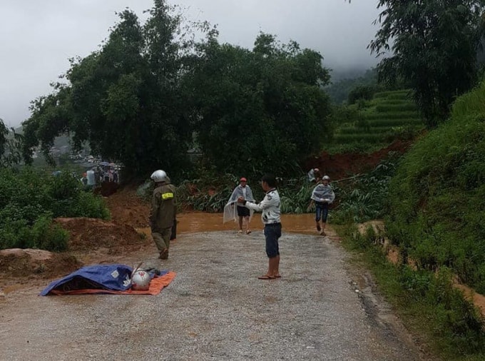 Tiếp đó vào ngày 5/8/2019, một người đàn ông tại Sa Pa khi di chuyển qua Km 10 Tỉnh lộ 152 (địa phận xã Hầu Thào) đã bị đất đá sạt lở vùi lấp dẫn đến tử vong.