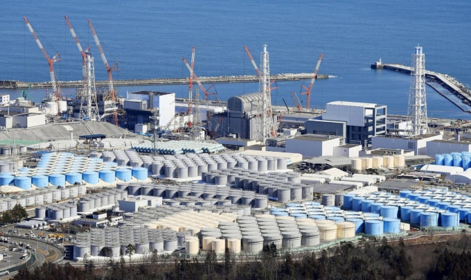 Các bể chứa nước phóng xạ được xếp thành hàng dài tại nhà máy điện hạt nhân Fukushima số 1 ở tỉnh Fukushima hồi tháng 2. Ảnh: KYODO