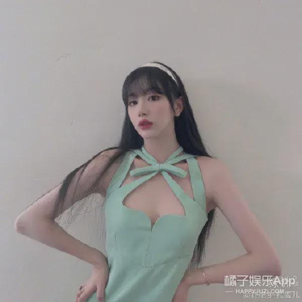 Khổng Tuyết Nhi giản dị và trẻ trung với băng đô trắng