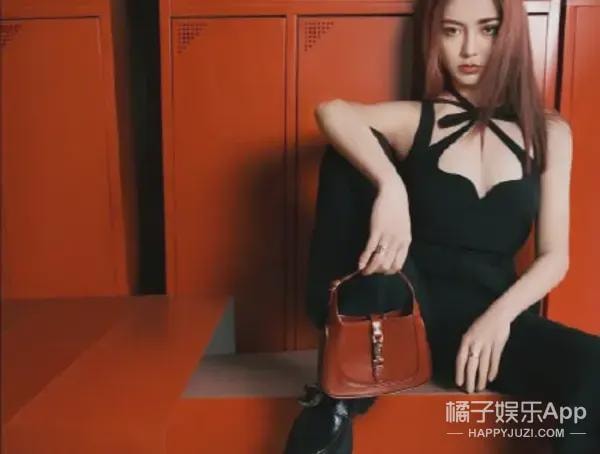 Cũng bộ trang phục này, Tạ Khả Dần lại lựa chọn sắc đen, kết hợp với quần thụng và giày da cá tính