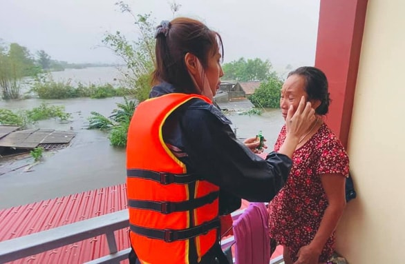 Ca sỹ Thủy Tiên được ví như cô Tiên xuất hiện ở tâm lũ Miền Trung hỗ trợ đồng bào. Ảnh: FB nhân vật.