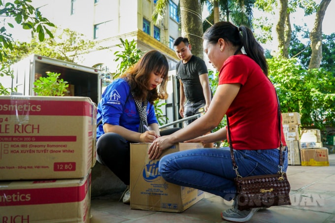 Các thùng hàng được ghi chép, đóng gói, đánh số cận thận.