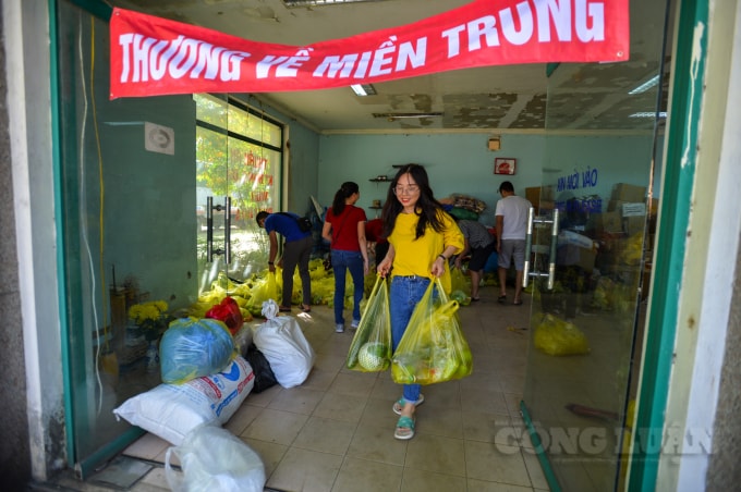 Để có địa điểm tập kết hàng hóa, quà tặng, nhóm đã trưng dụng được một nhà kho rộng rãi, ngay cửa ngõ Hà Nội. Còn phương tiện vận chuyển, đã có 3 bác tài với 3 chiếc xe tải nhận hỗ trợ, không lấy cả tiền công lẫn tiền dầu.