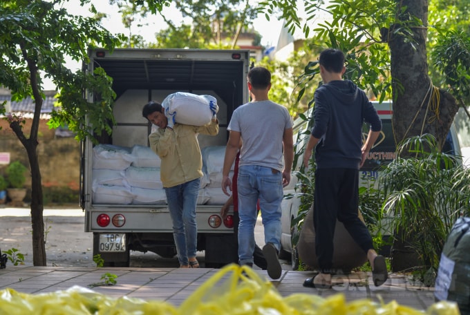 Các xe hàng liên tục được chuyển đến. Được biết, sẽ có 3 xe tải chở khoảng 8 tấn hàng hóa đi ủng hộ đồng bào bão lũ, xuất phát đi từ nửa đêm 23/10, dự kiến trong ngày 24/10 sẽ trao quà ở Hà Tĩnh, xong sẽ di chuyển vào Quảng Bình.