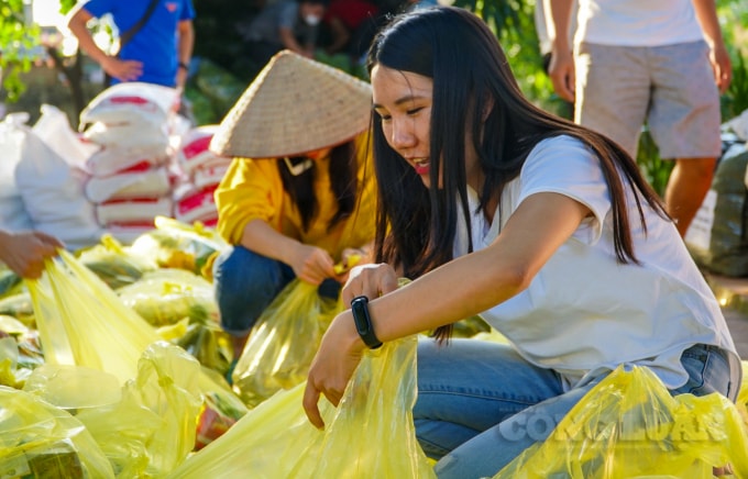 Bạn Hà Liên, Đội Tình nguyện đồng Hương Hà Tĩnh tự tin trả lời: “Bọn em kêu gọi chủ yếu là rau củ, như đậu, bí xanh, bí đỏ, su su, có thể vận chuyển xa, bảo quản được lâu. Còn với các loại rau ăn lá, các bác nông dân chờ đến chiều muộn mới cắt, sau đó cho xe chở sang Hà Nội, để có thể vào miền Trung ngay trong đêm. Sáng hôm sau, đến tay bà con, rau vẫn còn tươi”.