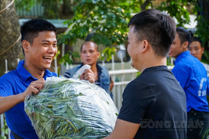 Những nụ cười của tình nguyện viên khi được chung tay, ủng hộ 1 phần nhỏ của mình cho đồng bào miễn Trung đang chịu ảnh hưởng của bão lũ.