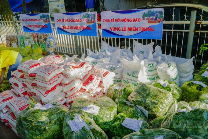 Ngoài ra củ, quả ra còn có các nhu yếu phẩm cần thiết.