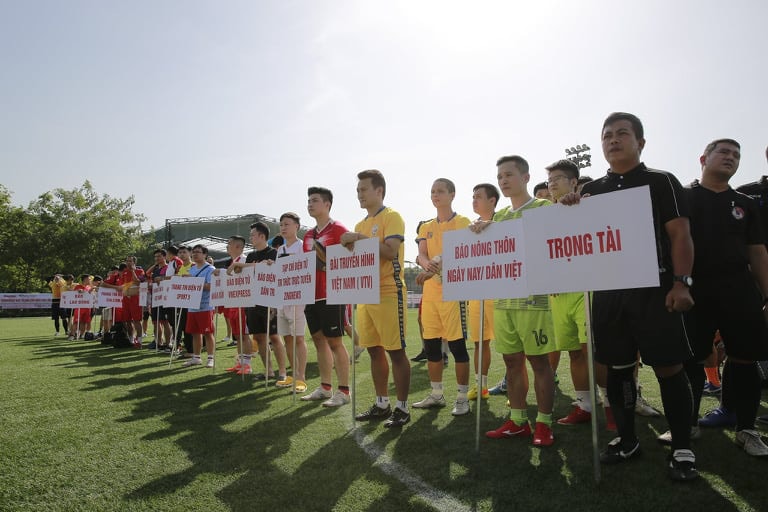 Có 15 đội bóng tham dự Giải bóng đá Báo Nông thôn Ngày nay/Dân Việt lần thứ 12 – tranh Cúp Mùa Thu 2020. Ảnh: Phạm Hưng