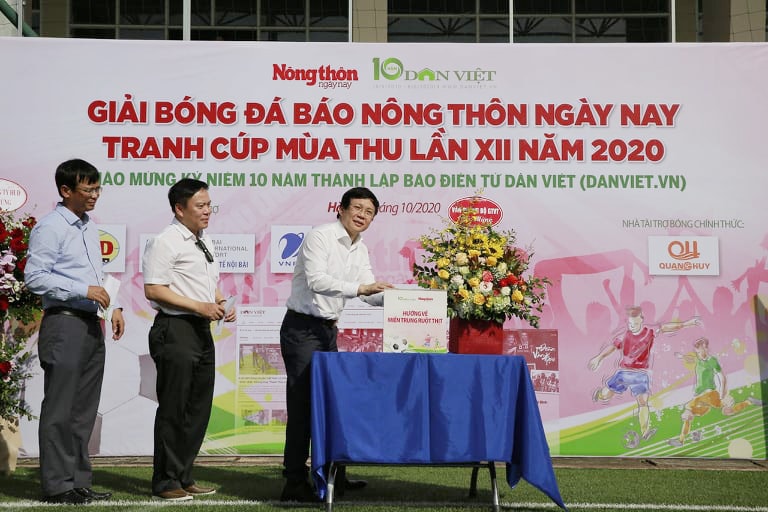 Nhà báo Hồ Quang Lợi - Phó Chủ tịch thường trực Hội nhà báo Việt Nam cùng lãnh đạo báo Nông thôn ngày nay/Dân Việt quyên góp hướng về miền Trung. Ảnh: Phạm Hưng
