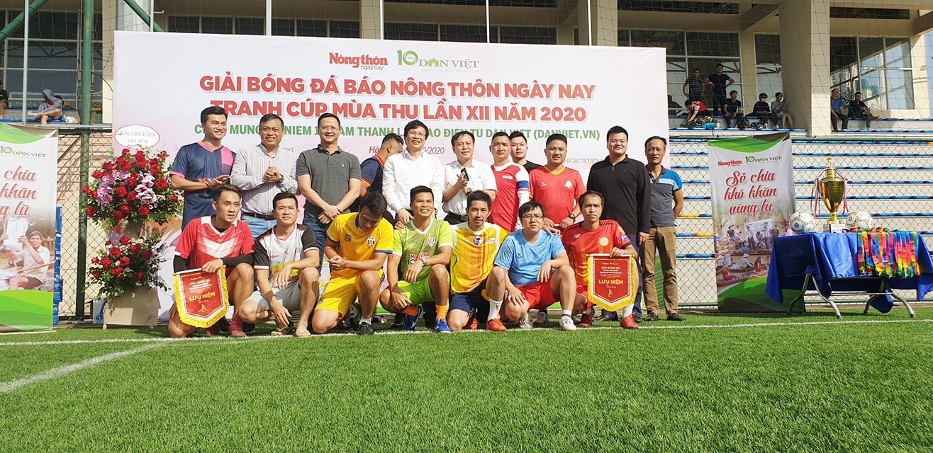 Phó Chủ tịch thường trực Hội nhà báo Việt Nam chụp ảnh lưu niệm cùng với đội chủ nhà - báo Nông thôn Ngày nay/Dân Việt. Ảnh: PH