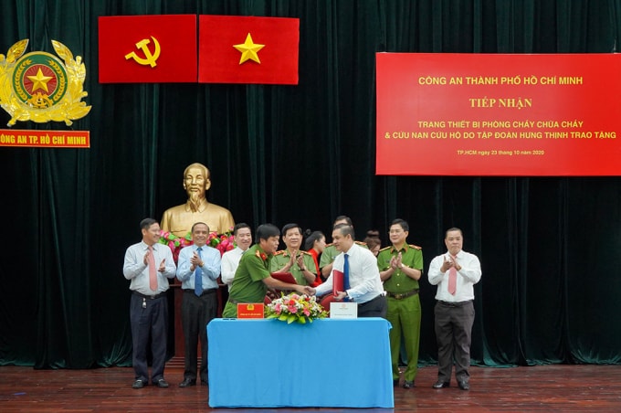 Ông Nguyễn Văn Cường - Phó Chủ tịch Tập đoàn Hưng Thịnh và Đại tá Nguyễn Thanh Hưởng - Phó Giám đốc Công an TP.HCM thực hiện nghi thức ký kết biên bản giao nhận trang thiết bị PCCC và CNCH.