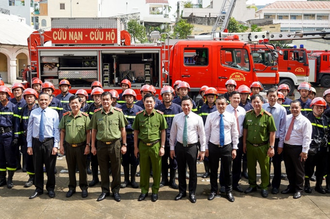 Lãnh đạo Bộ Công an, Công an TP.HCM, Lãnh đạo Phòng Cảnh sát PCCC và CNCH, Lãnh đạo Tập đoàn Hưng Thịnh,đại diện Hiệp hội BĐS TP.HCM và Hiệp hội Doanh nghiệp TP.HCM cùng chụp hình lưu niệm với các chiến sĩ PCCC và CNCH.