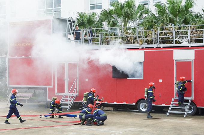 Các chiến sĩ cảnh sát PCCC diễn tập tình huống PCCC và cứu nạn, cứu hộ với các trang thiết bị mà Tập đoàn Hưng Thịnh vừa trao tặng.