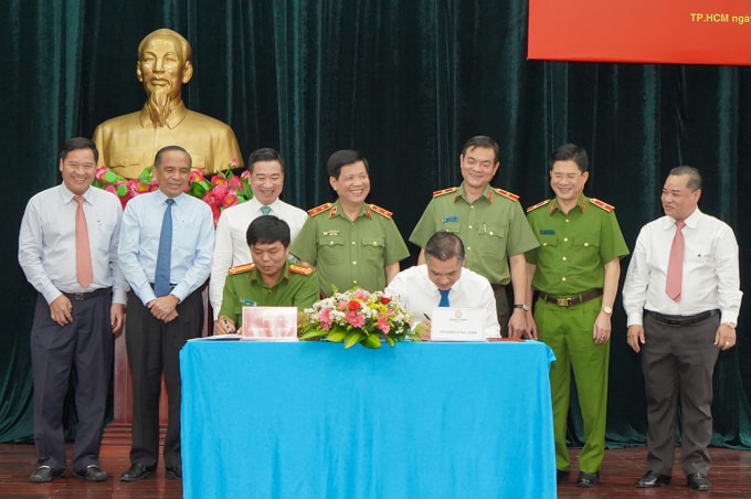 Ông Nguyễn Văn Cường - Phó Chủ tịch Tập đoàn Hưng Thịnh và Đại tá Nguyễn Thanh Hưởng - Phó Giám đốc Công an TP.HCM thực hiện nghi thức ký kết biên bản giao nhận trang thiết bị PCCC và CNCH.