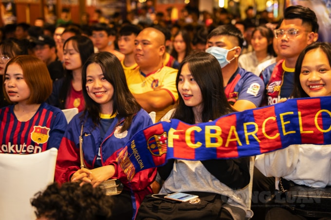 Hơn 2000 CĐV, người hâm mộ đội tuyển Barcelona đã cùng nhau cổ vũ cho đội tuyển yêu thích của mình.