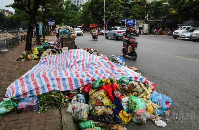 Theo 1 công nhân vệ sinh môi trường cho hay, rác thải đã ùn ứ trong 3 ngày, nếu tiếp tục việc này thì các điểm tập kết rác sẽ không còn sức chứa.