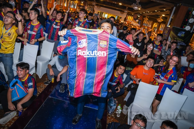 Các CĐV Barcelona ăn mừng sau bàn gỡ hòa 1-1 của Ansu Fati, chỉ sau 3 phút trước bàn thua.
