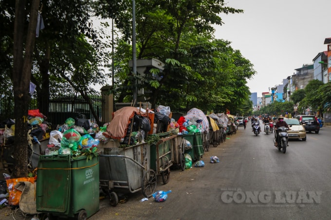 Đây cũng là lần thứ 2 trong năm 2020 người dân chặn đường vào bãi rác lớn nhất Thủ đô. Cách đây 4 tháng, người dân cũng từng chặn xe rác vì liên quan đến vấn đề đền bù giải phóng mặt bằng tại dự án bãi rác Nam Sơn.