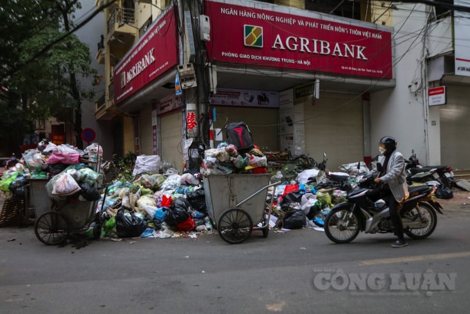 Rác được tấp kín, bủa vây 1 điểm giao dịch của Ngân hàng Agribank trên phố Hoàng Văn Thái.