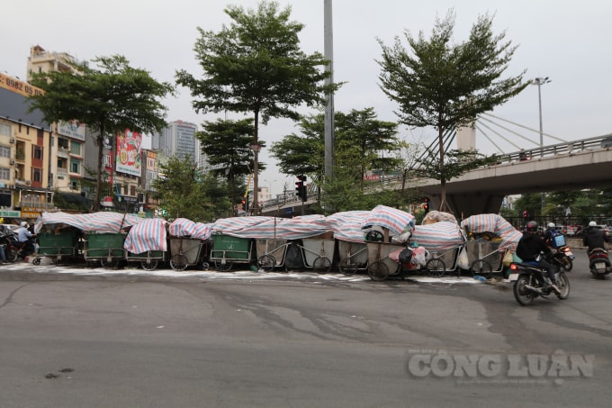 Nhiều điểm tập kết rác được rải vôi bột để diệt ấu trùng, ruồi, nhặng.