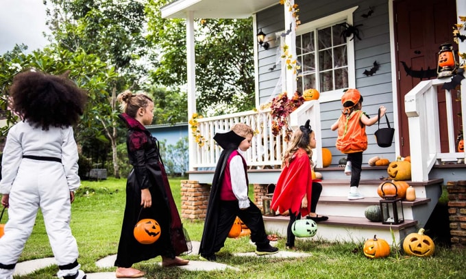 Hoạt động treat or trick trong ngày lễ Halloween