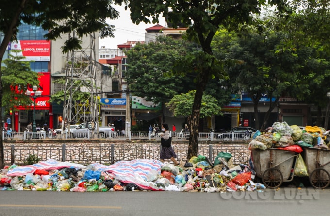 Rác thải tấp đống dọc đường Kim Ngưu, tràn ra đường gây cản trở giao thông. Ảnh: Thanh Xuân