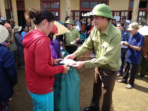 Ông Nguyễn Anh Dũng - Trưởng ban Tuyên giáo Đảng ủy Bộ Xây dựng, Tổng Biên tập Báo Xây dựng đã chuyển tận tay bà con nghèo tại huyện Lệ Thuỷ, tỉnh Quảng Bình những món quà do tập thể cán bộ, phóng viên Báo quyên góp