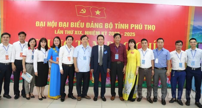 Ông Hoàng Vĩnh Bảo, Thứ trưởng Bộ Thông tin và Truyền thông thăm, động viên và chụp ảnh lưu niệm cùng phóng viên tác nghiệp tại Đại hội đại biểu Đảng bộ tỉnh Phú Thọ lần XIX.