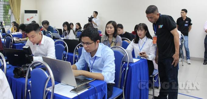 Phóng viên Đài Phát thanh và truyền hình tỉnh Phú Thọ trao đổi trong quá trình tác nghiệp.