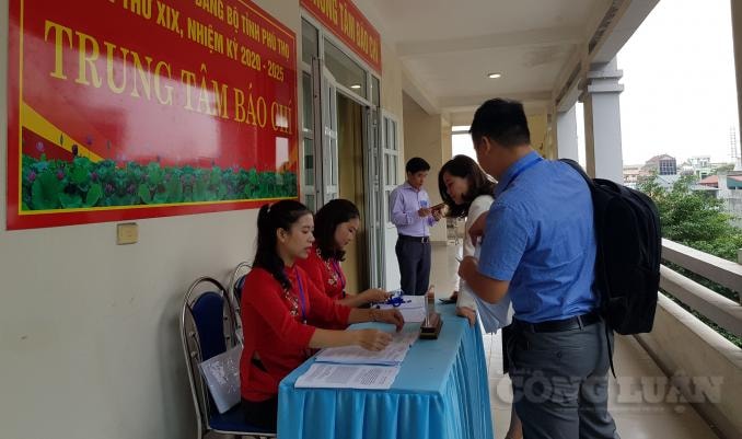 Sở thông tin và truyền thông tỉnh Phú Thọ cung cấp tài liệu cho phóng viên tác nghiệp tại Trung tâm báo chí.