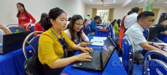 Phóng viên Tạp chí Văn nghệ Đất Tổ tác nghiệp tại Đại hội.