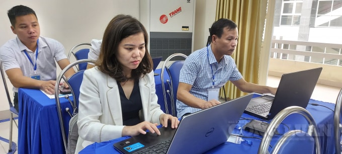 Anh Nguyễn Ngọc Long (bên phải), Trưởng đại diện báo Nhân dân tại Phú Thọ tác nghiệp ở Đại hội.