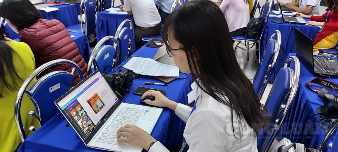 Các phóng viên cập nhật thông tin về Đại hội liên tục và thời sự.