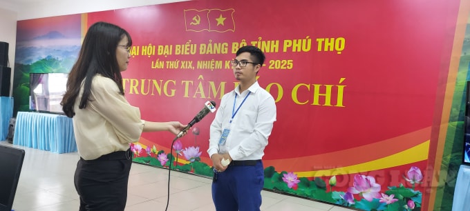 Phóng viên Đài Phát thanh và truyền hình tỉnh Phú Thọ tác nghiệp tại Trung tâm báo chí.