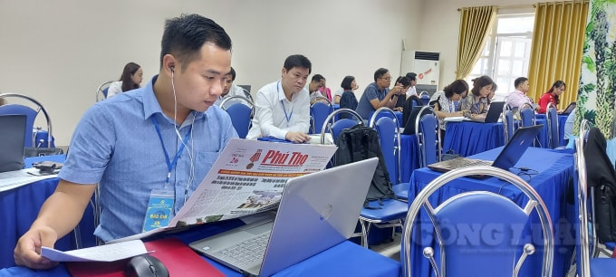 Anh Tô Đức Công, phóng viên báo Pháp luật Việt Nam tác nghiệp tại Đại hội.