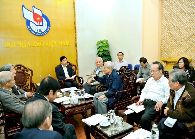 Nhà báo lão thành Hà Đăng phát biểu đóng góp ý kiến. Ảnh: Sơn Hải