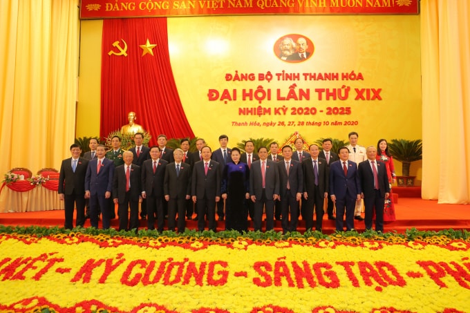 Chủ tịch Quốc hội Nguyễn Thị Kim Ngân và lãnh đạo, nguyên lãnh đạo Đảng, Nhà nước, lãnh đạo các Bộ, ban, ngành TW chụp ảnh lưu niệm với lãnh đạo tỉnh Thanh Hóa tại Đại hội. Ảnh: TĐ